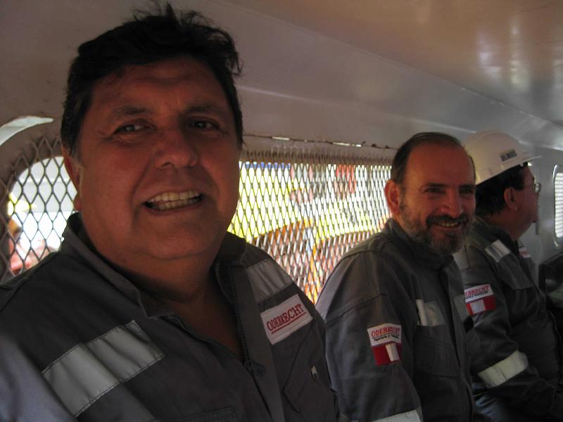 Presidente Garcia y Premier en locomotora, ingresando al Tunel.jpg